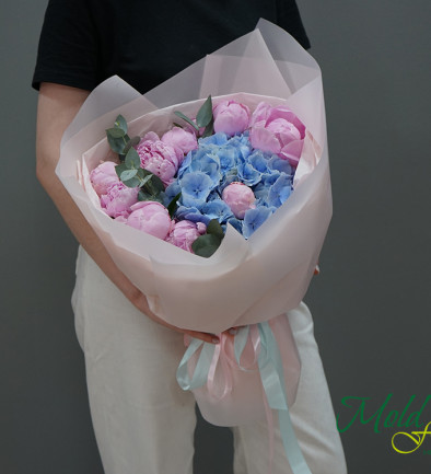 Bouquet of blue hydrangea and pink peonies photo 394x433